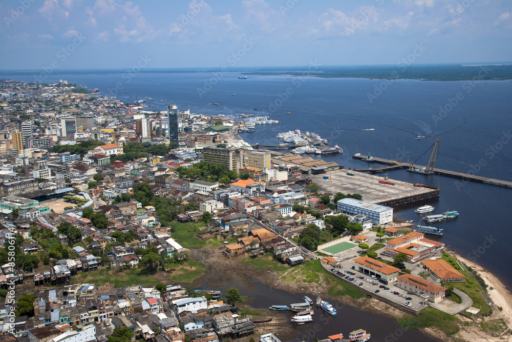 Obraz premium アマゾン川とマナウスの街並み空撮