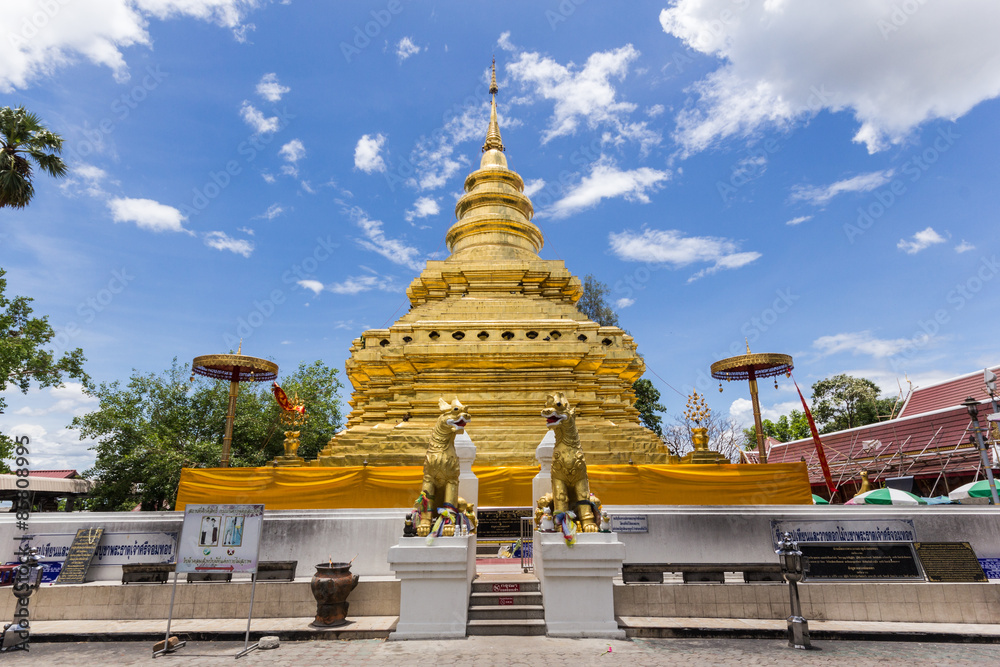 Fototapeta premium Wat Phra That Si Jom Thong