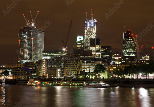 London am Themse-Ufer bei Nacht