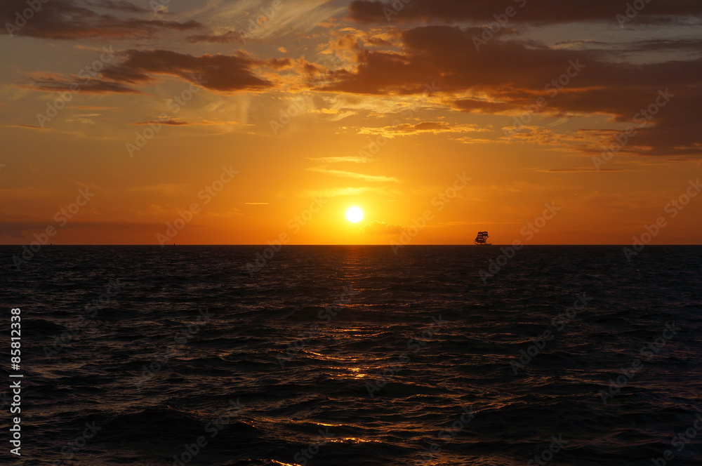 Sonnenuntergang auf dem Meer mit Segelschiff