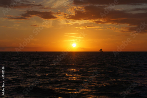 Sonnenuntergang auf dem Meer mit Segelschiff © TimSiegert-batcam