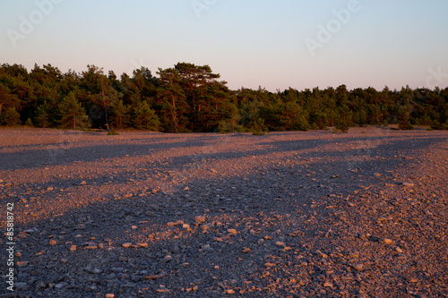 Sonnenuntergang am Strand auf Gotland, Schweden, mit intensiven Rottönen im Licht
