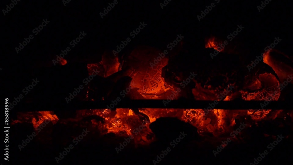 CHIMENEA BARBACOA CARBÓN
Plano fijo de carbón, leña al rojo vivo con chispas