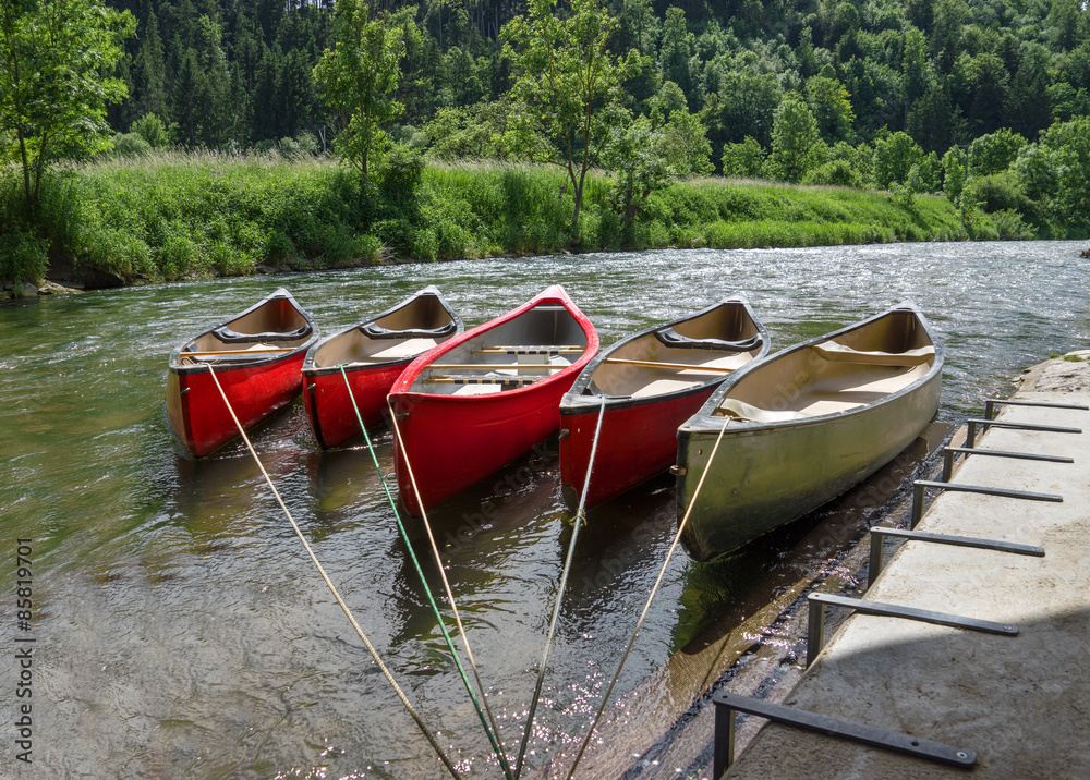 Angebundene Kanus in einem Fluss 