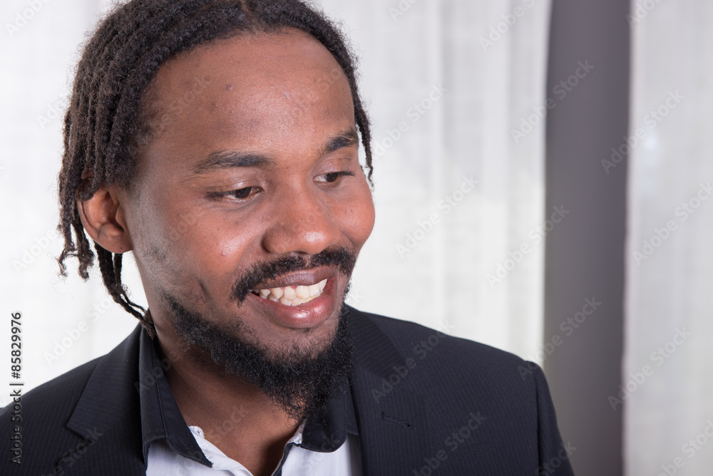 junger Afrikaner im Anzug junger Afrikaner im Anzug