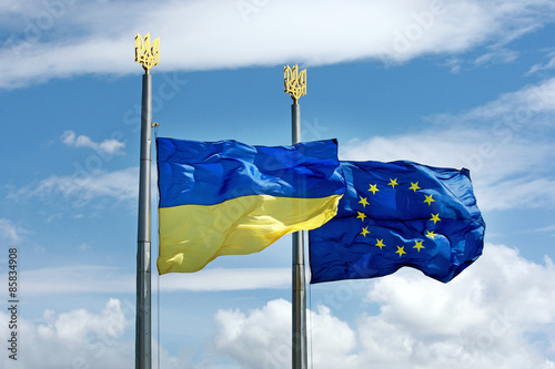 флаг Украины и Европейского Союза развеваются на фоне неба
