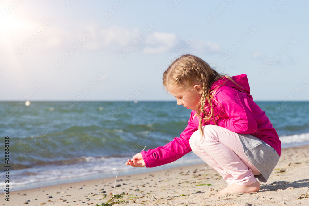 Kind spielt am Meer Kind spielt am Meer