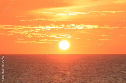 Fototapeta Naklejka Na Ścianę i Meble -  Big Sun on sunset.