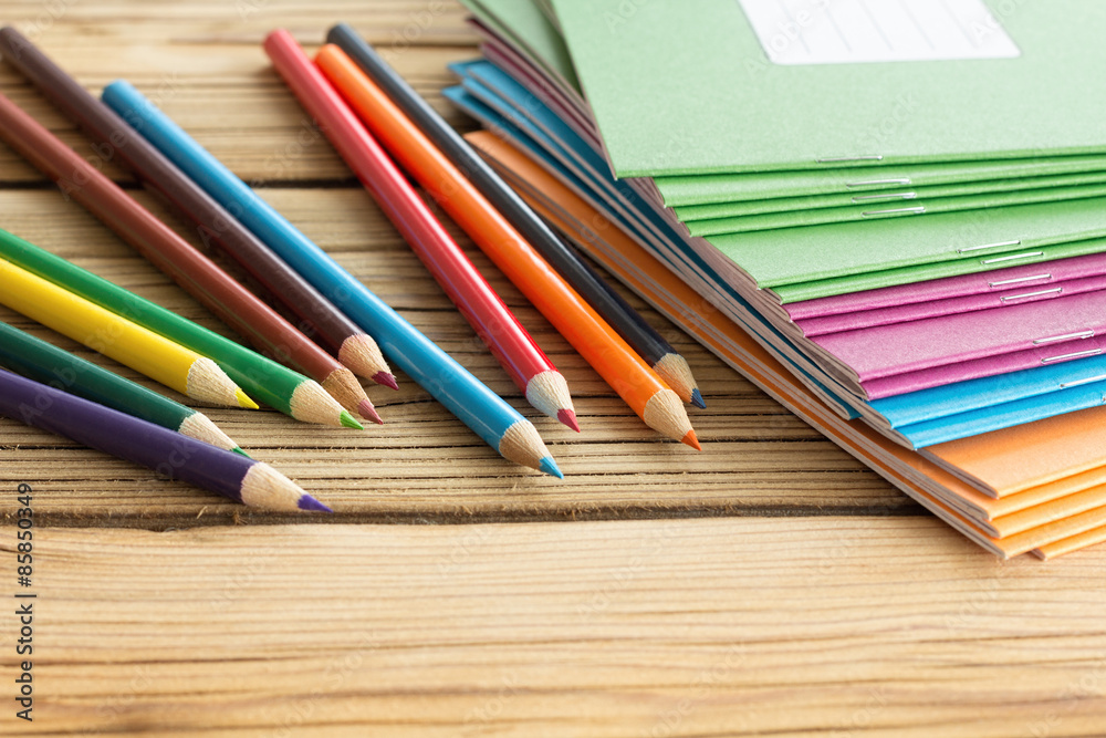 Obraz premium School background with notebooks and pencils on wooden backgroun