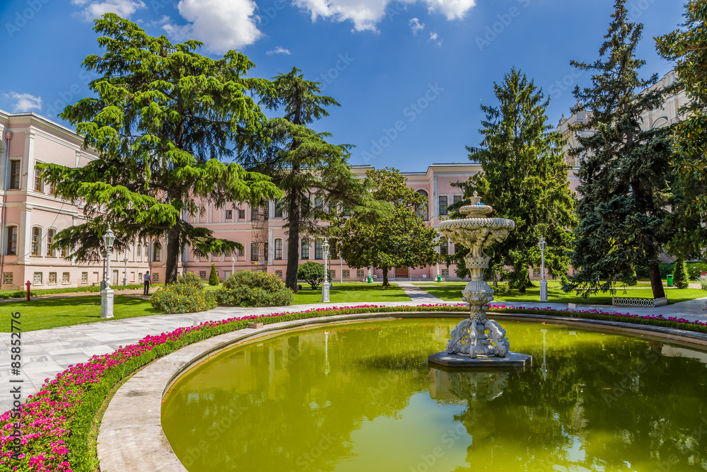 Fototapeta premium Istanbul. Fountain in the park of the palace of sultans Dolmabahce