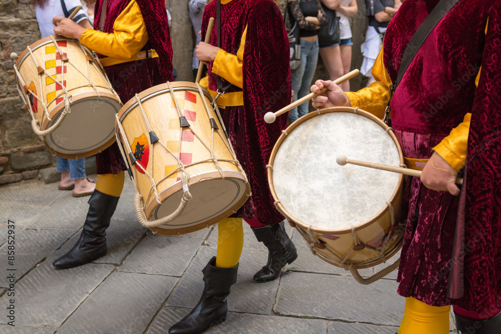 Suono di tamburi in parata, Cortona, Toscana, Italia - obrazy, fototapety, plakaty 