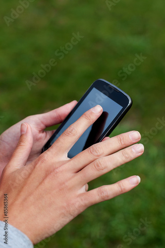 Mujer con un telefono movil en la mano 