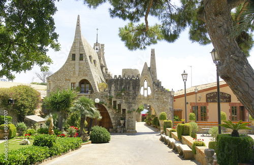 Conjunto arquitectónico de Gaudí en El Garraf, Barcelona © sanguer