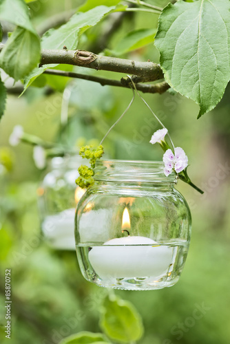 Kerze im Glass hängt im Baum photo