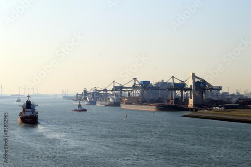 Die Hafenanlagen von Rotterdam.