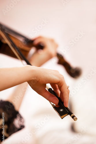 Cuadro en lienzo Hands of the girl playing the violin closeup