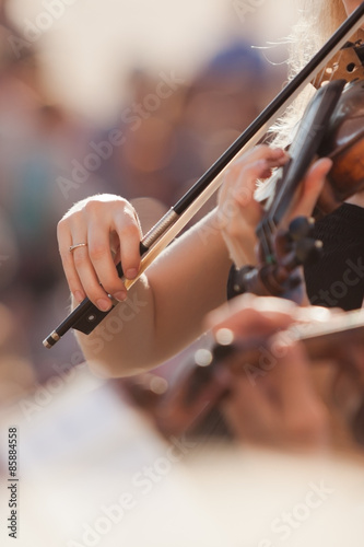Canvas Print Hands of the girl playing the violin in the orchestra