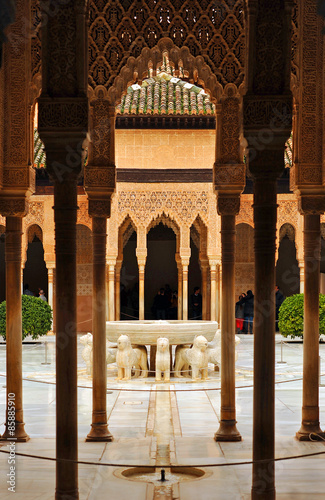 Patio de los leones en los palacios nazaríes de la Alhambra de Granada, Andalucía, España