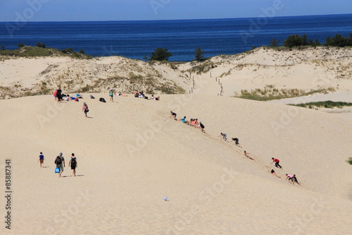 Niños jugando en la duna Łączka en el Parque Nacional de Slowinski, Polonia photo