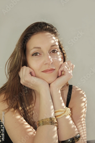 mujer miando a la cámara sonriendo