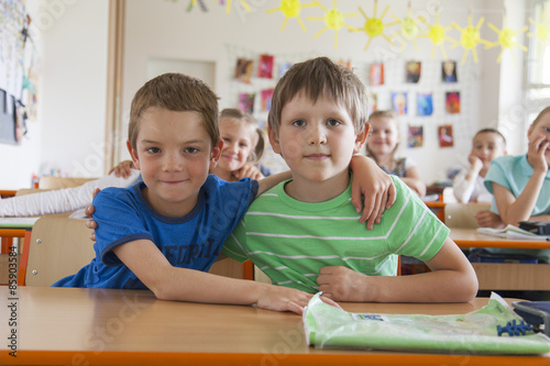 Zwei Klassenkamaraden in der Grundschule