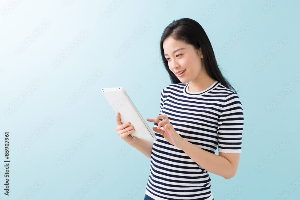 タブレットを見る女性 タブレットを見る女性