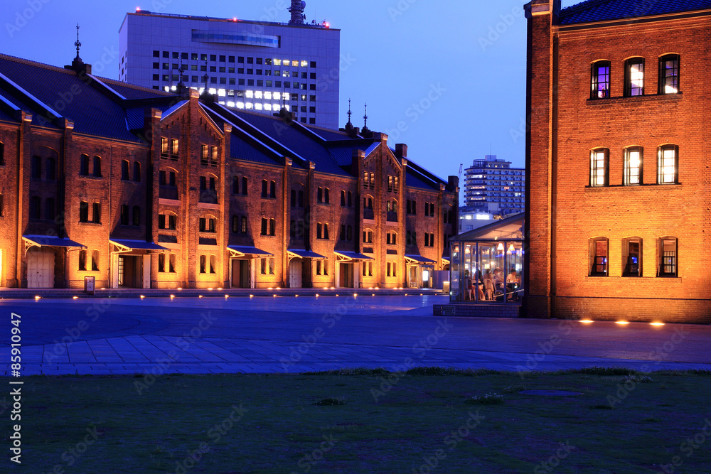 Naklejka premium Magazyn z czerwonej cegły o zmierzchu