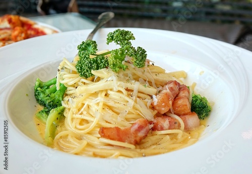 Spaghetti Carbonara with Vegetables and Ham