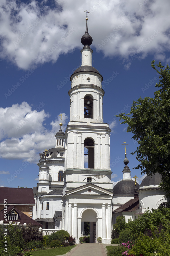 Fototapeta premium Собор с колокольней Черноостровского монастыря. Малоярославец.