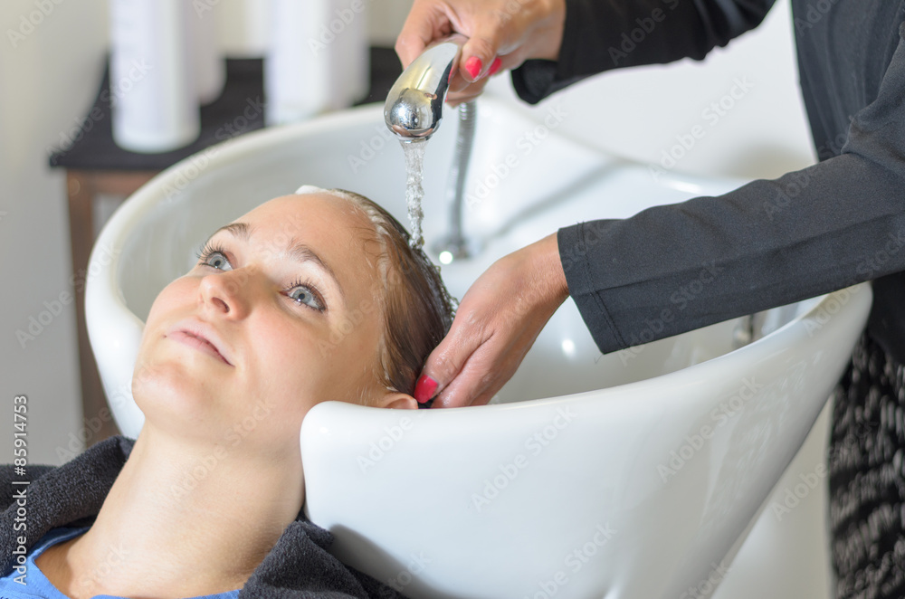 Junge Frau bekommt die Haare gewaschen Junge Frau bekommt die Haare gewaschen