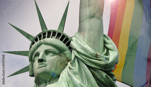 Foto Statue of liberty in New York and rainbow flag