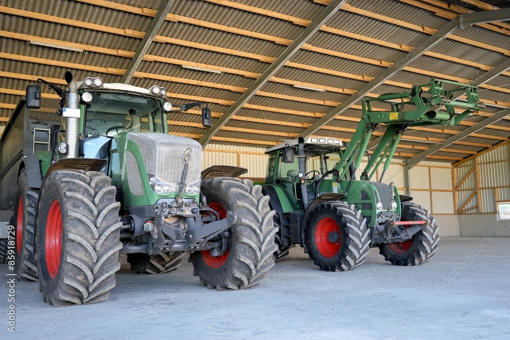 Naklejka premium Lanwirtschaftliche Maschinenhalle mit zwei großen Traktoren