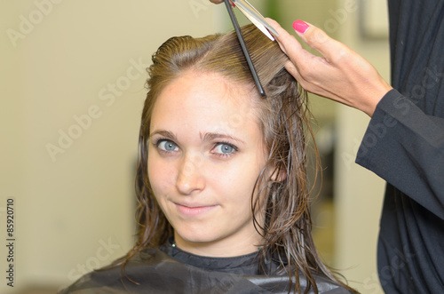 Attraktive Frau beim Friseur lachen in die Kamera