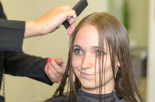 Attraktive Frau beim Friseur