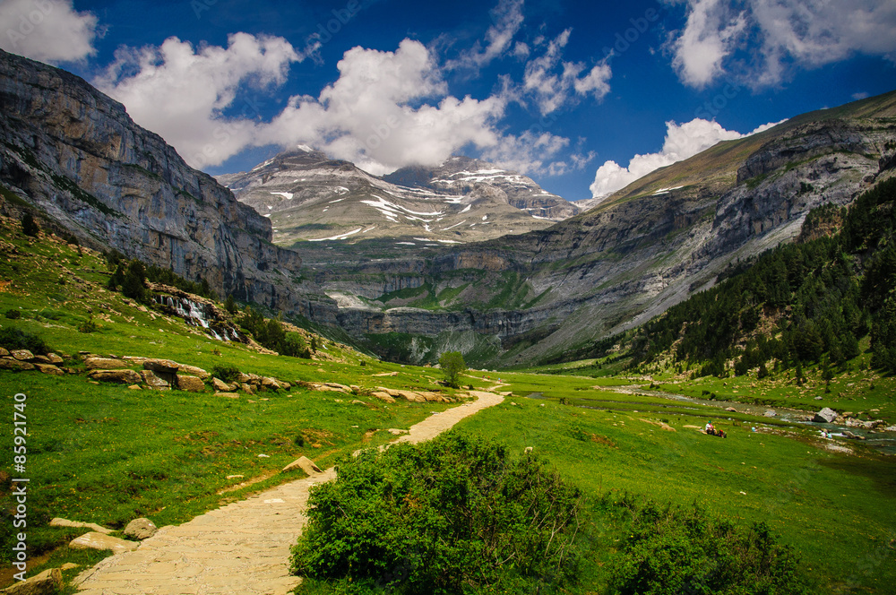 Naklejka premium Valle de Ordesa y Monte Perdido con nubes. (Pirineos / Pyrenees)
