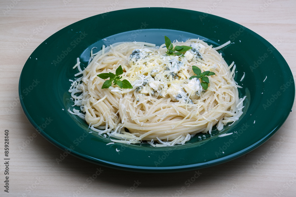 Pasta with blue cheese and basil