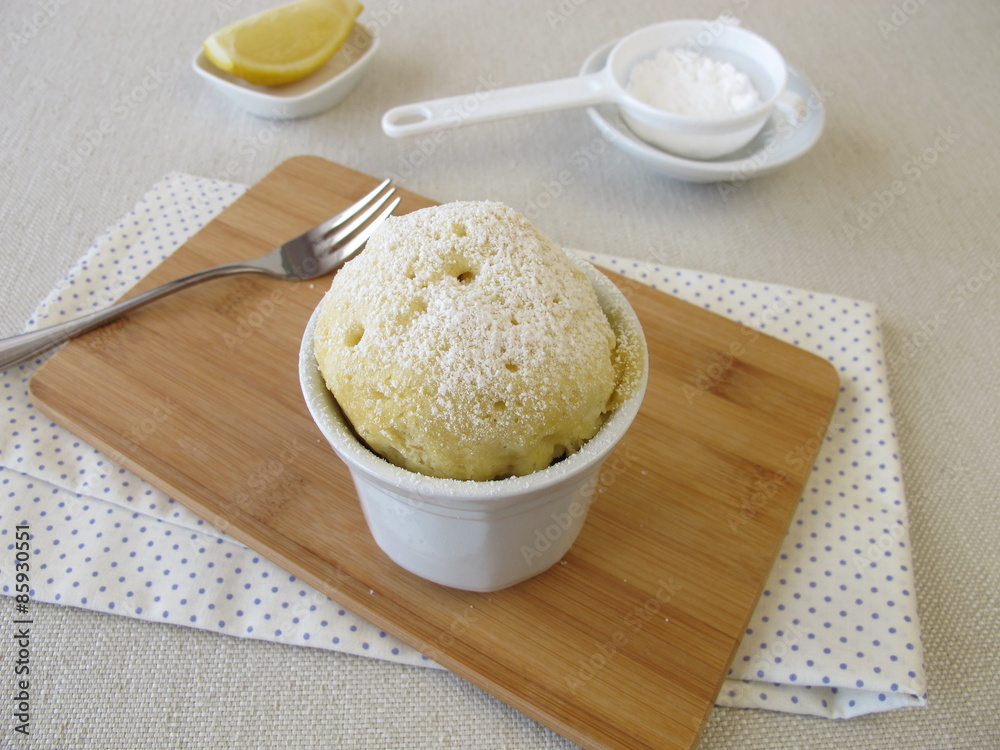 Zitronen Mug Cake mit Puderzucker
