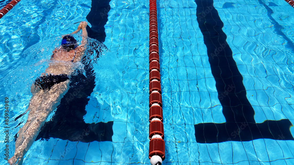 Nuotatrice in piscina - obrazy, fototapety, plakaty 