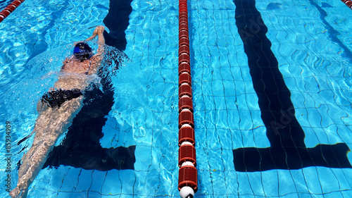 Nuotatrice in piscina photo
