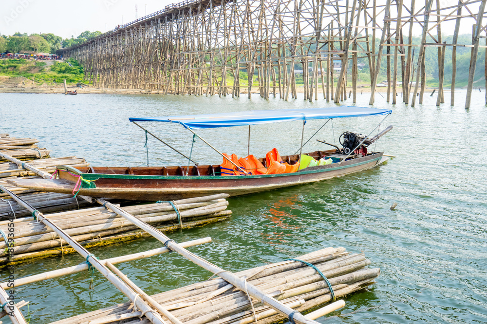 Obraz premium old wooden bridge Bridge