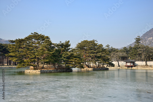 two artificial islands in the Gyeonghoeru pond, in Gyeongbokgung © jipen