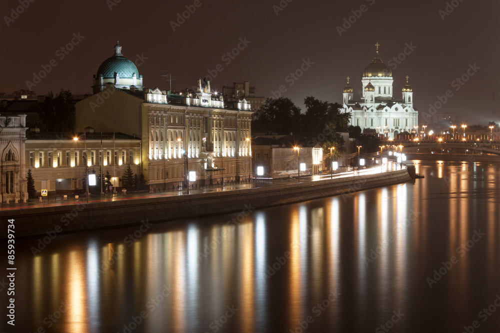 Moskva river in Moscow at night