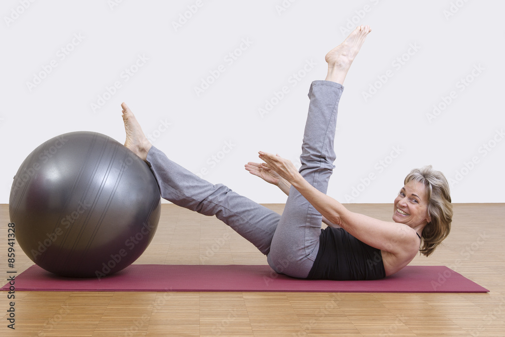 Frau macht Gymnastik mit Pilates Ball Stock Photo | Adobe Stock