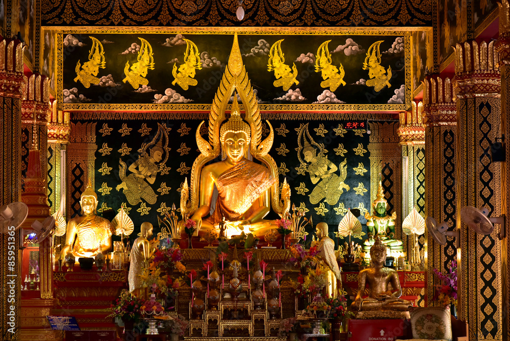 Faith gaze  the Buddha in the temple  