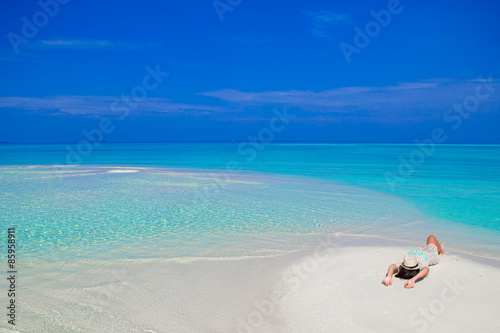 Fototapeta Naklejka Na Ścianę i Meble -  Young woman enjoy tropical beach vacation