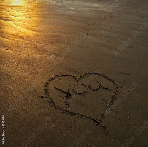  Liebeserklärung auf feuchten Sand gemalt an einem Strand