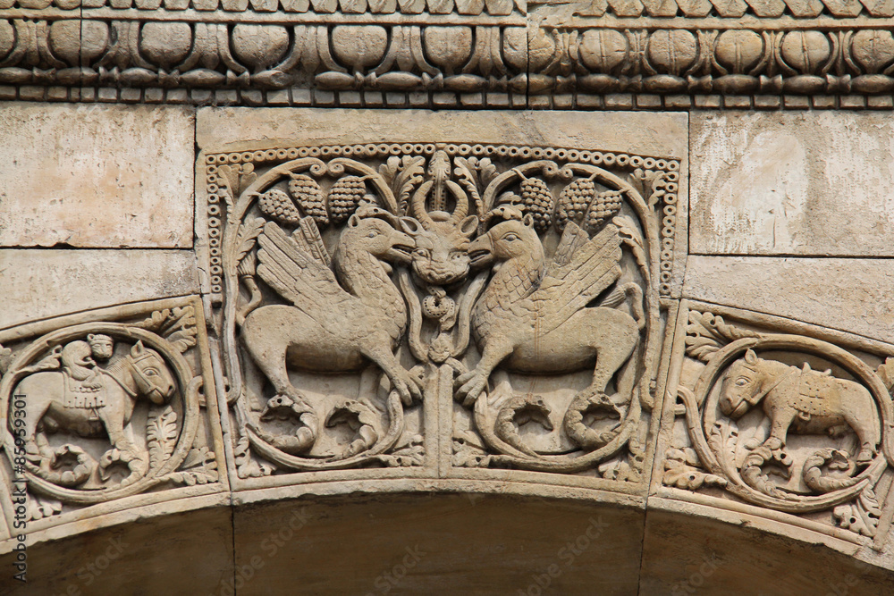 ippogrifi, toro e serpente; bassorilievo del Duomo di Fidenza