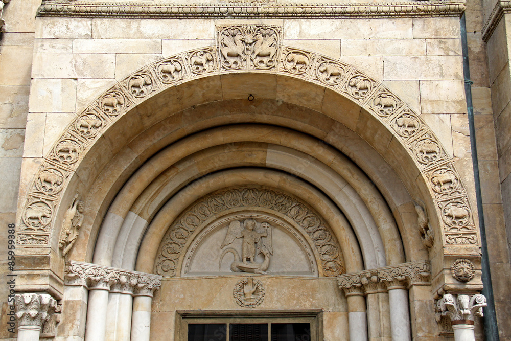 Duomo di Fidenza; arco del portale di destra