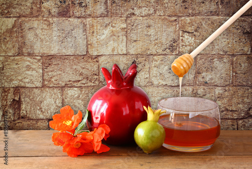 rosh hashanah (jewesh holiday) concept - honey pomegranate