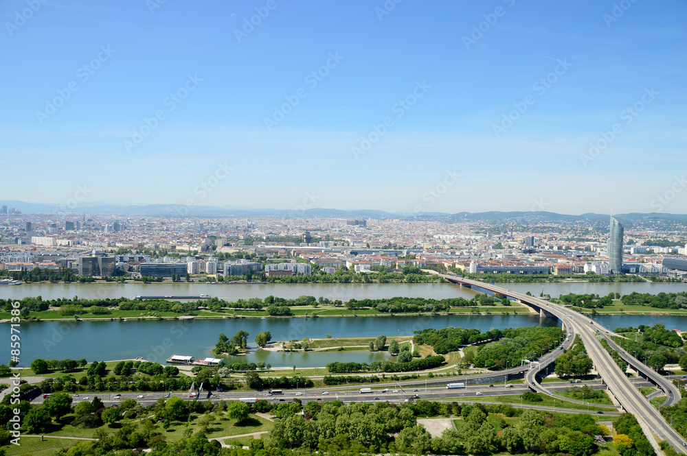 Blick über Wien mit Donau und Donauinsel